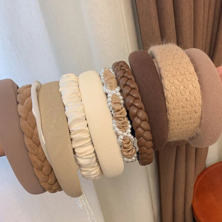 Milk tea and coffee-colored hair bands, fashionable sponge headbands, high top hairpins, girl's twisted pearl hair bands, Japanese and Korean hair accessories Milk tea and coffee-colored hair bands, fashionable sponge headbands, high top hairpins, girl's twisted pearl hair bands, Japanese and Korean hair accessories
